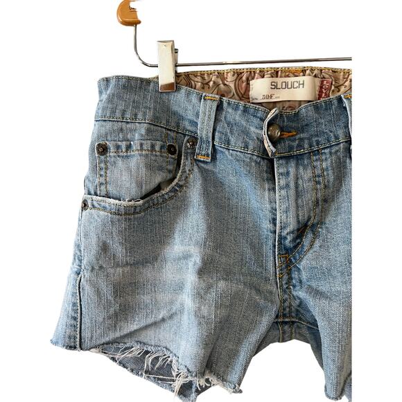 Vintage Levi’s 504 cut off Light Wash denim jean shorts - Picture 2 of 6